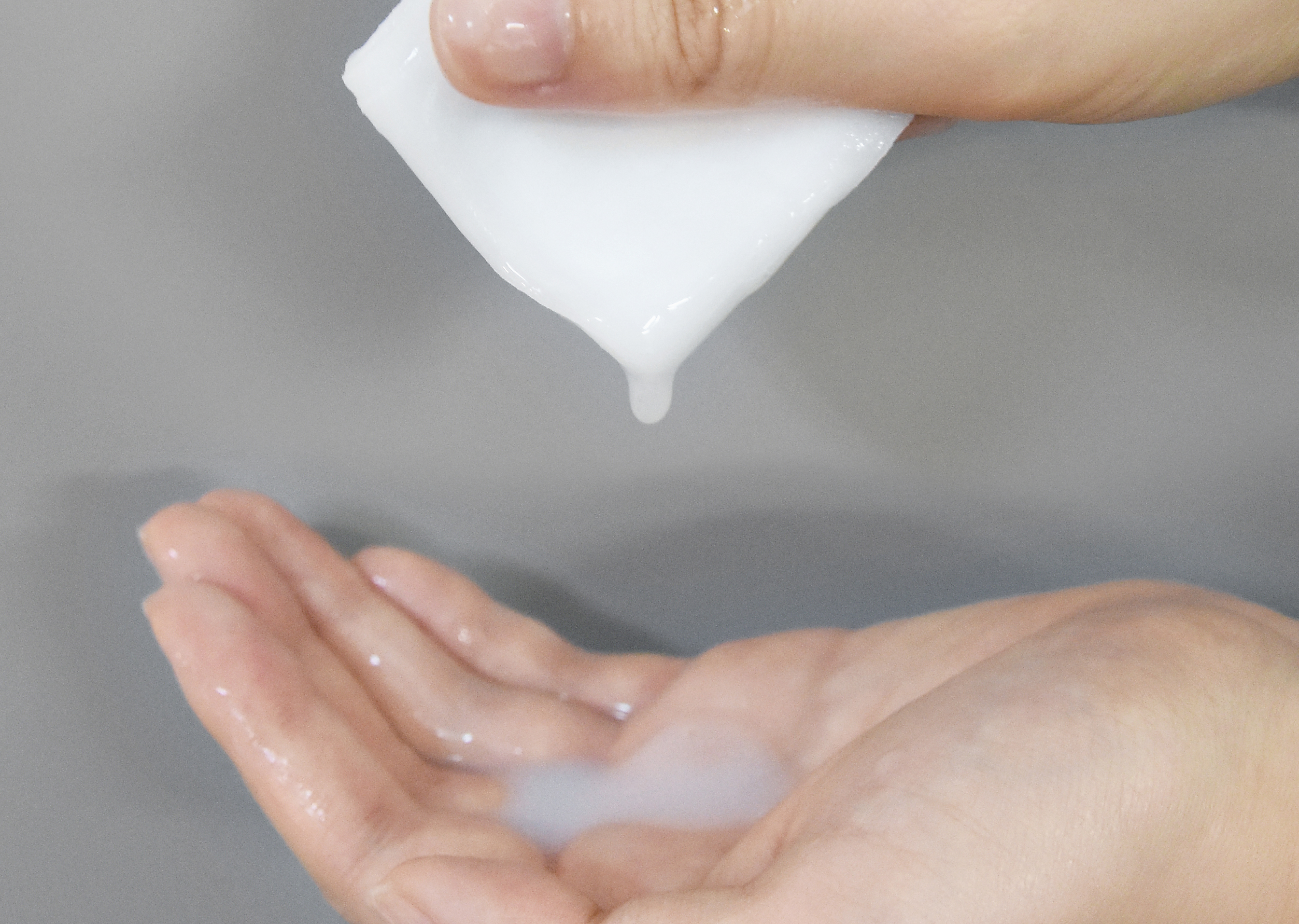 持ち上げるだけで滴る高保湿美容乳液