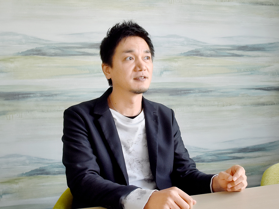 目をキラキラさせてインタビューを受けている橋谷社長