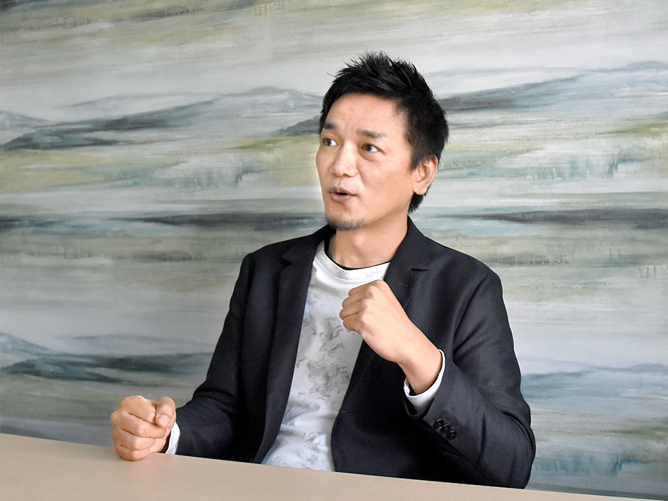 微笑んでいる橋谷社長