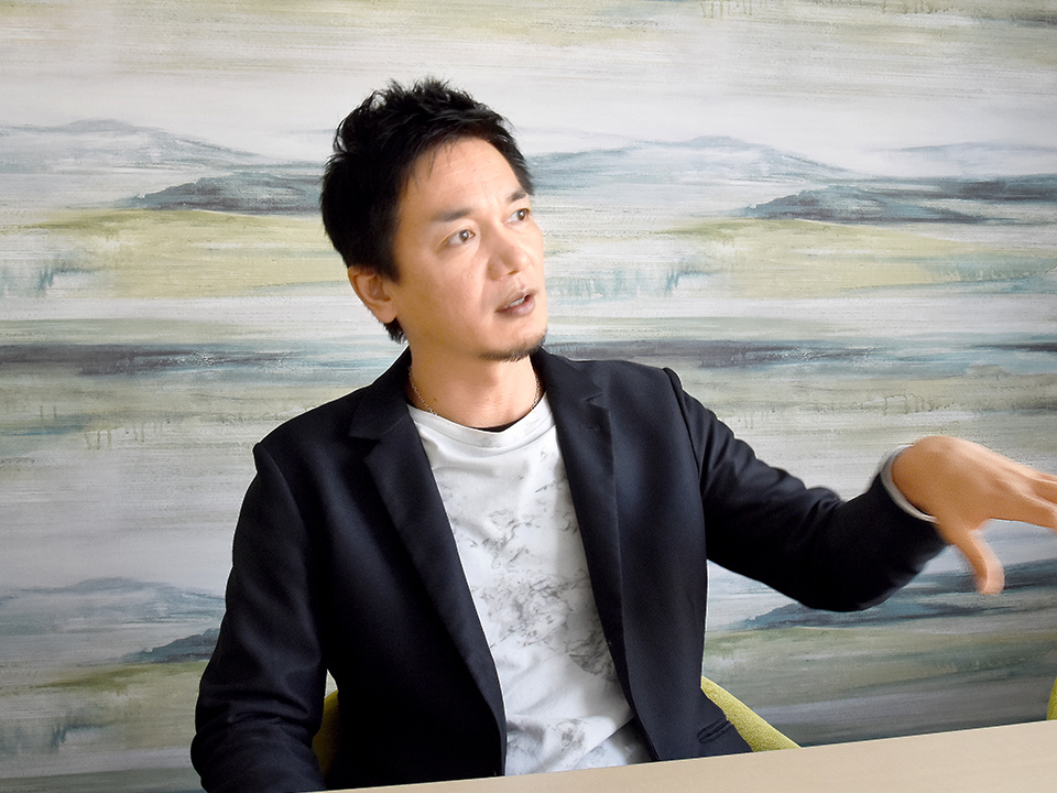 真剣に話している橋谷社長