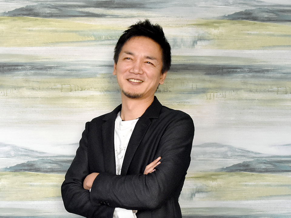 カメラ目線の橋谷社長