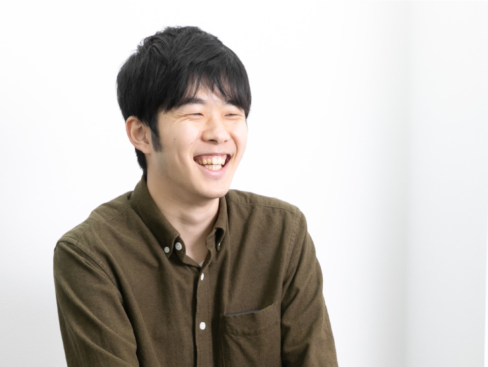 インタビューを受け笑顔の中村