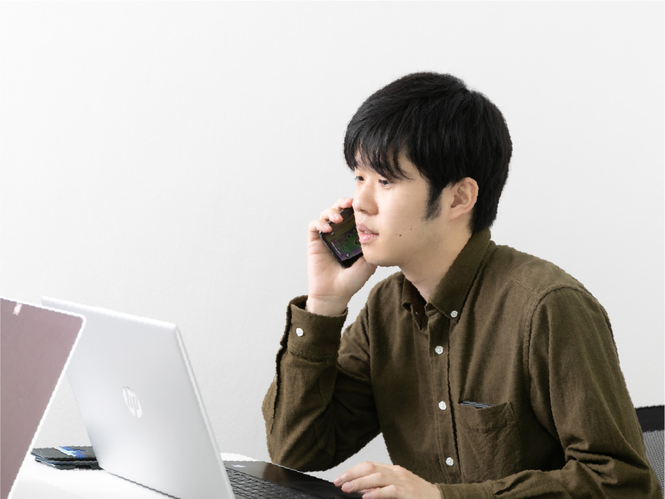 電話対応中の中村