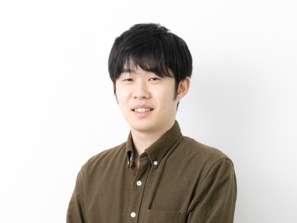 写真撮影に緊張気味の中村