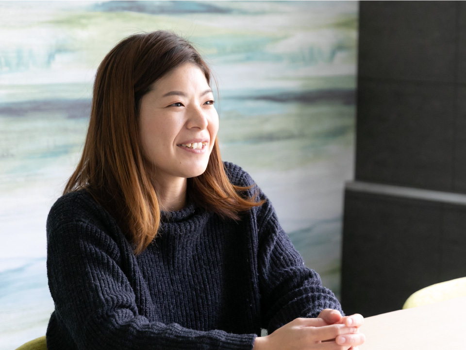 インタビューを受け微笑んでいる坂本