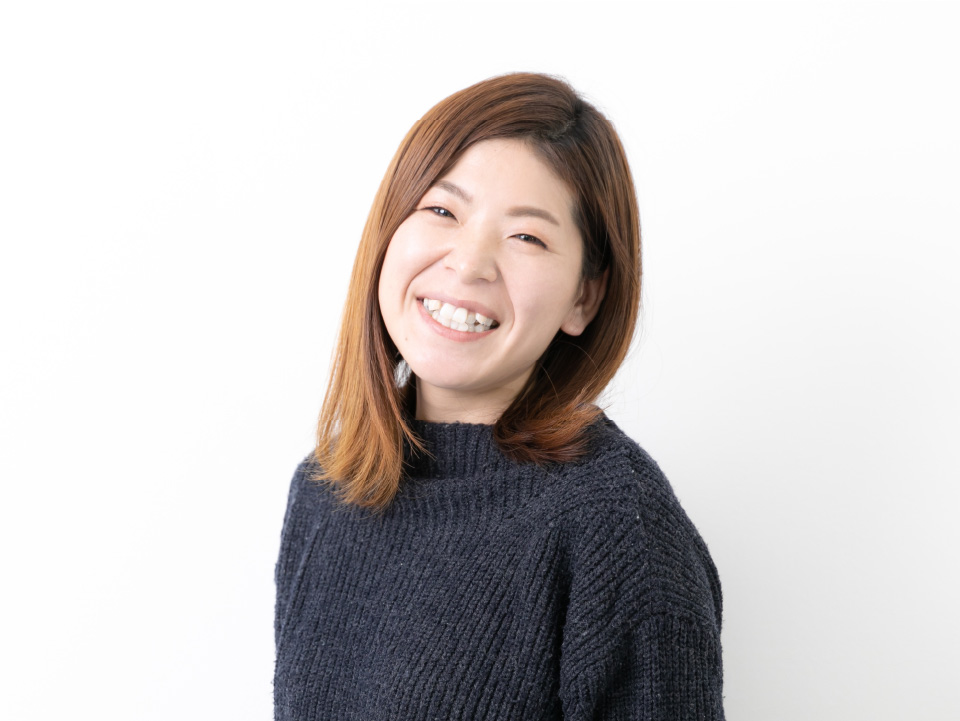 写真を撮られていい笑顔の坂本