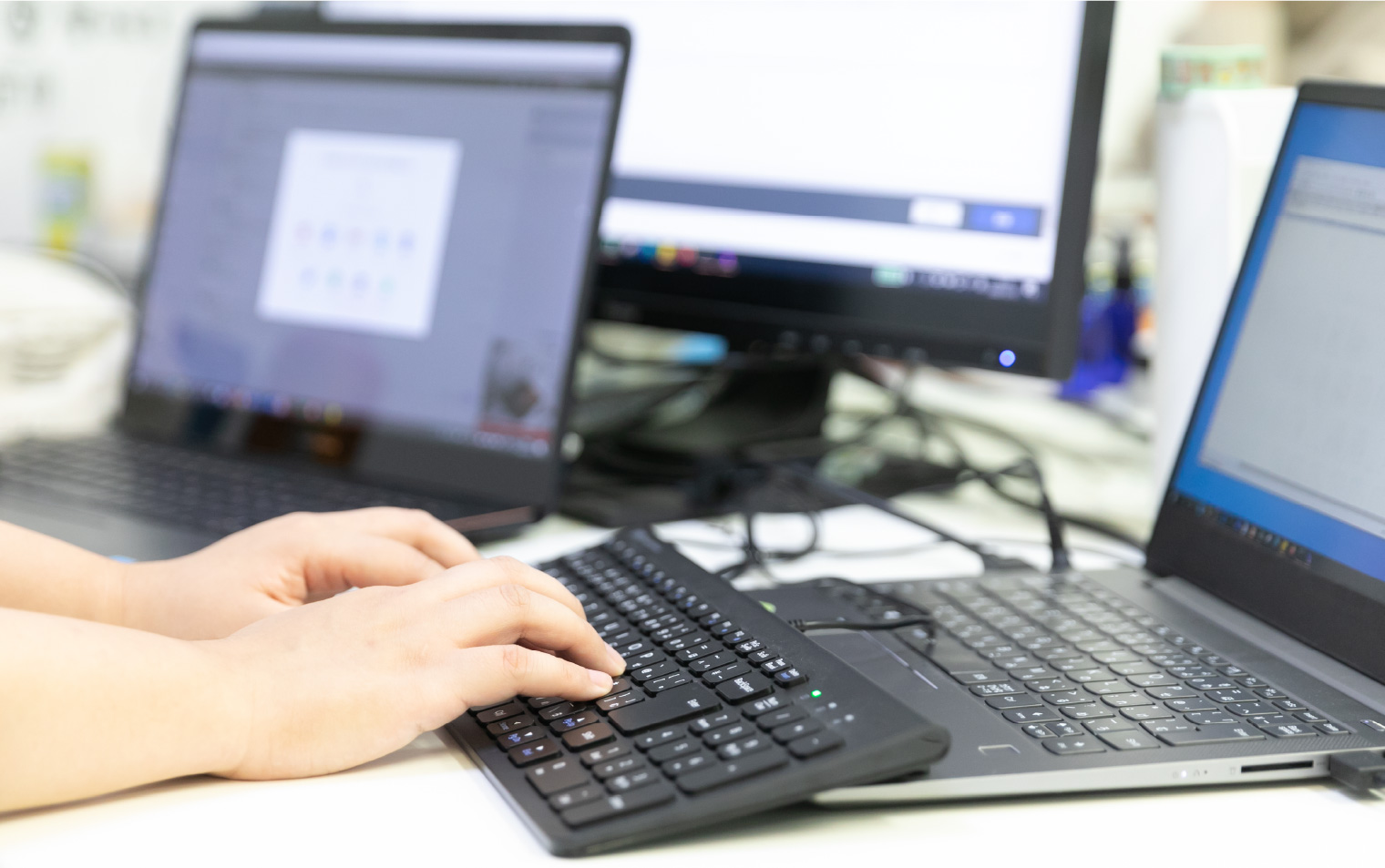 タイピングしている女性の手元